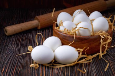 Köy masasında taze beyaz yumurtalar. Düşük anahtar.