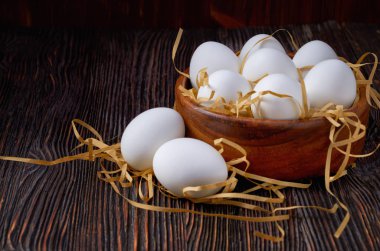 Köy masasında taze beyaz yumurtalar. Düşük anahtar.