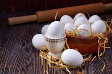 Köy masasında taze beyaz yumurtalar. Düşük anahtar.