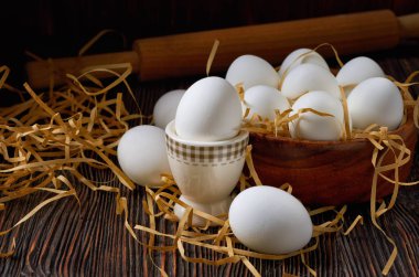 Köy masasında taze beyaz yumurtalar. Düşük anahtar.