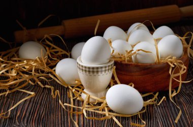 Köy masasında taze beyaz yumurtalar. Düşük anahtar.