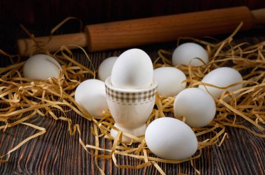 Köy masasında taze beyaz yumurtalar. Düşük anahtar.