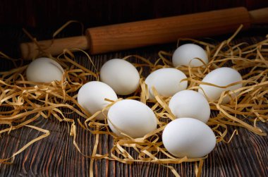 Köy masasında taze beyaz yumurtalar. Düşük anahtar.