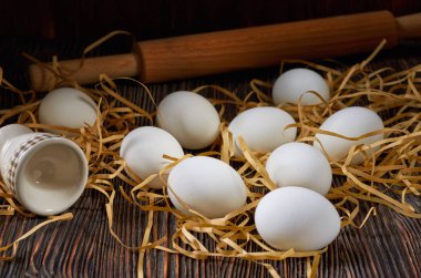 Köy masasında taze beyaz yumurtalar. Düşük anahtar.
