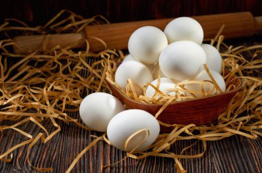 Köy masasında taze beyaz yumurtalar. Düşük anahtar.