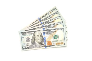beyaz zemin üzerinde 100 dolar faturaları