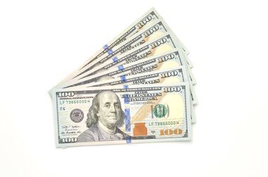 beyaz zemin üzerinde 100 dolar faturaları