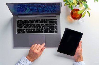 dizüstü bilgisayar üzerinde çalışan erkek eller, üst görünüm.