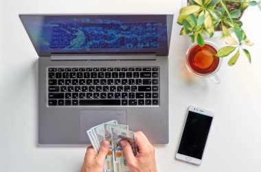 dizüstü bilgisayar üzerinde çalışan erkek eller, üst görünüm.