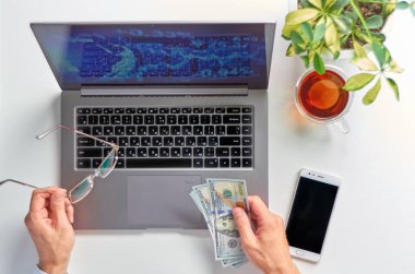 dizüstü bilgisayar üzerinde çalışan erkek eller, üst görünüm.