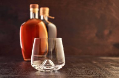 Ahşap bir masada viski ile kristal cam