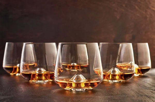 Kristallglas mit Whiskey auf einem Holztisch — Stockfoto
