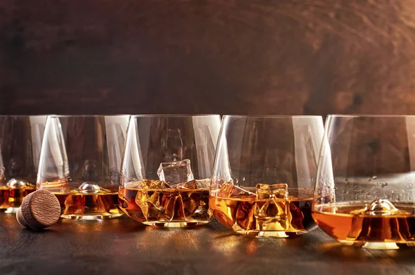 Cristal con whisky en una mesa de madera — Foto de Stock