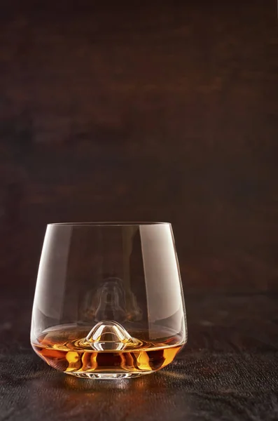 Kristal glas met whisky op een houten tafel — Stockfoto