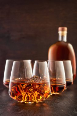 Ahşap bir masada viski ile kristal cam