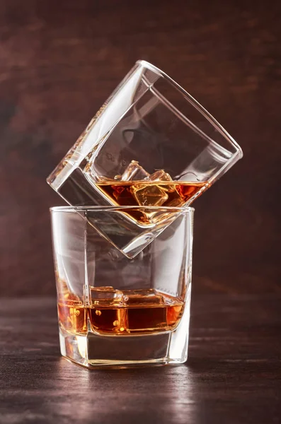 木製のテーブルの上に置かれたウイスキーのグラス — ストック写真