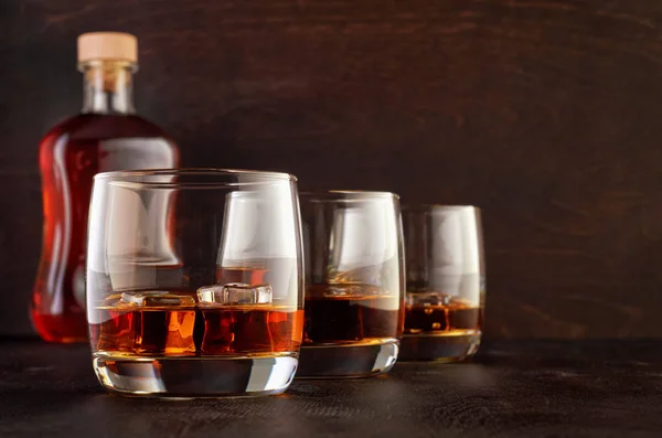 Glas Whisky auf einem Holztisch — Stockfoto