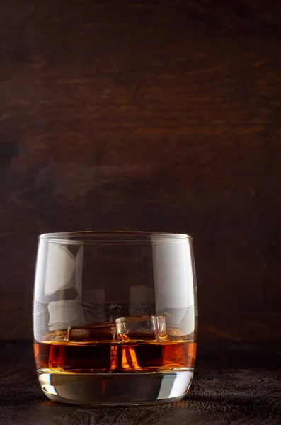 木製のテーブルの上に置かれたウイスキーのグラス — ストック写真