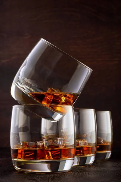 Vaso de whisky sobre una mesa de madera — Foto de Stock