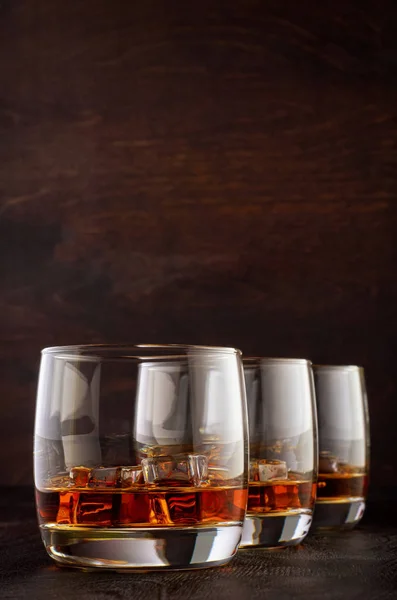 Tahta bir masada bir bardak viski. — Stok fotoğraf