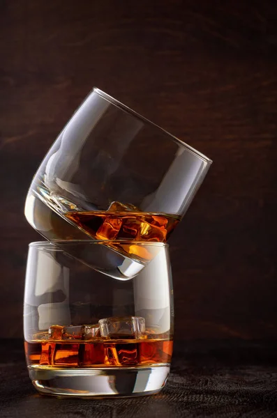 Tahta bir masada bir bardak viski. — Stok fotoğraf