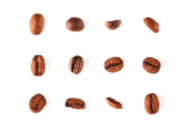 Beyaz arka planda kahve çekirdekleri