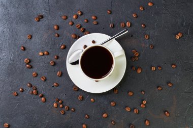 kahve koyu arka plan üzerinde