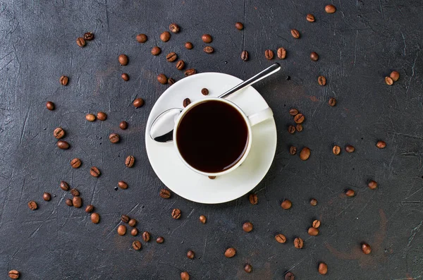 kahve koyu arka plan üzerinde