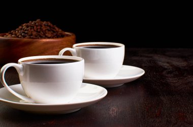 kahve koyu arka plan üzerinde