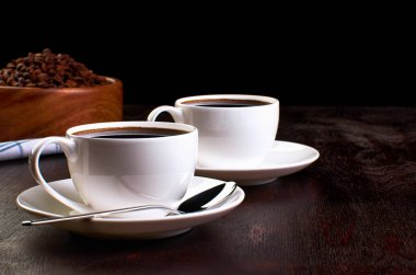 kahve koyu arka plan üzerinde