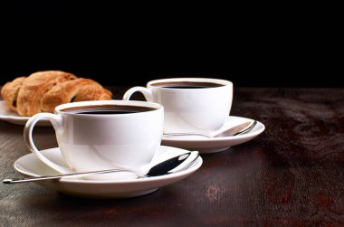 kahve koyu arka plan üzerinde