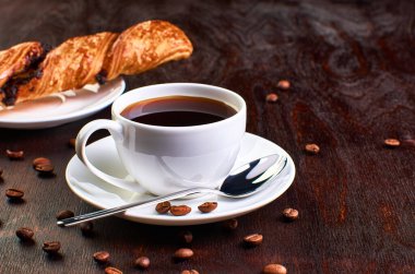 kahve koyu arka plan üzerinde