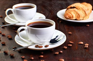 kahve koyu arka plan üzerinde