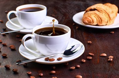 kahve koyu arka plan üzerinde