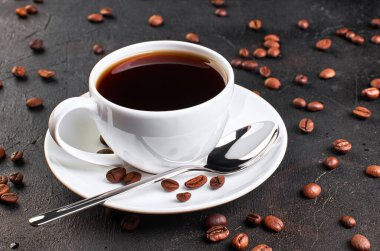 kahve koyu arka plan üzerinde