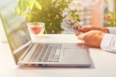 Pencerenin arka planında dizüstü bilgisayar