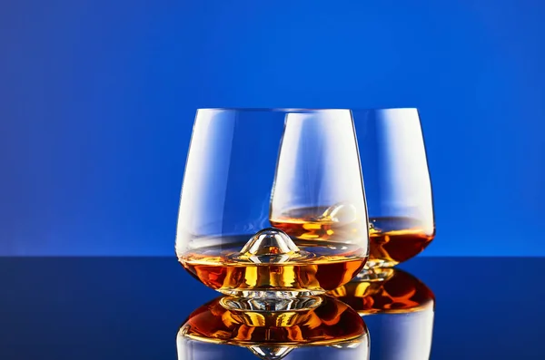 Whisky sobre fondo azul — Foto de Stock