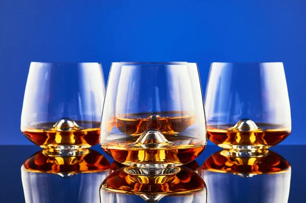 Whisky sobre fondo azul — Foto de Stock