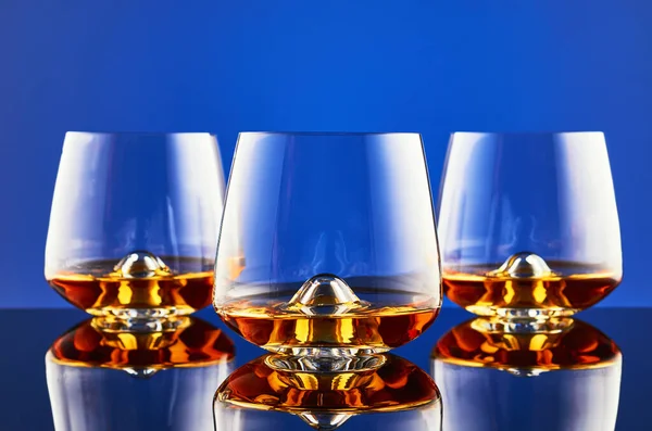 Whisky sobre fondo azul — Foto de Stock