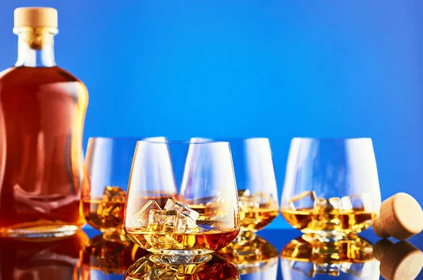 Whisky auf blauem Hintergrund — Stockfoto