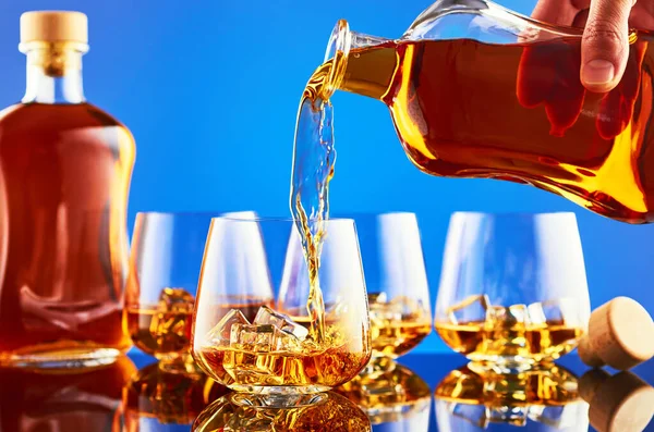 Whisky auf blauem Hintergrund — Stockfoto