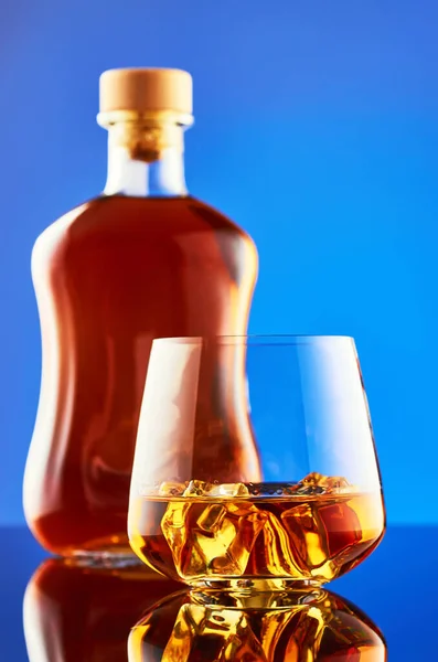 青い背景のウイスキー — ストック写真