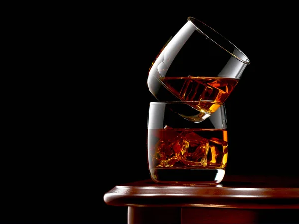 Whisky sur fond sombre — Photo