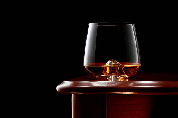 Whisky auf dunklem Hintergrund — Stockfoto