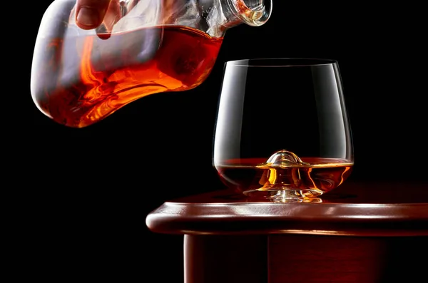 Whisky auf dunklem Hintergrund — Stockfoto