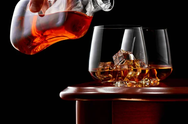Whisky auf dunklem Hintergrund — Stockfoto
