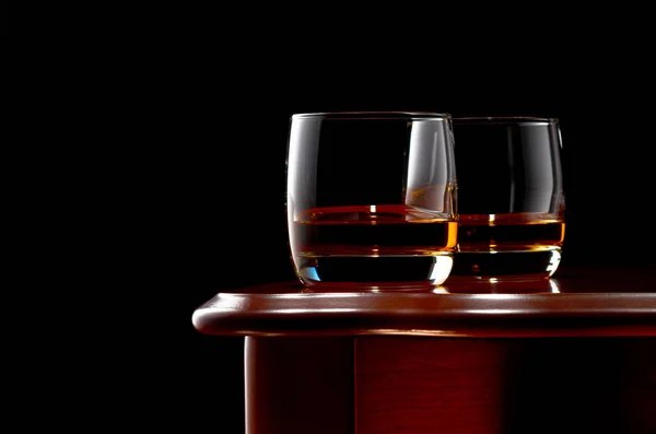 Whisky auf dunklem Hintergrund — Stockfoto