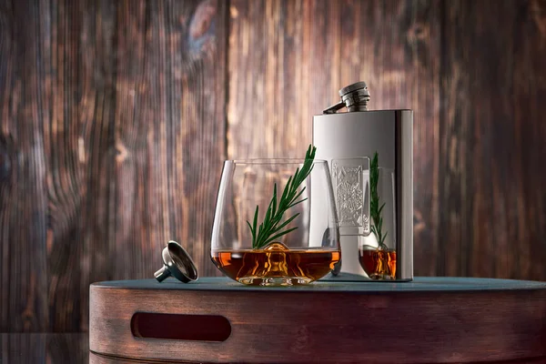 Vaso Cristal Whisky Con Una Ramita Romero Matraz Metal Colocan — Foto de Stock