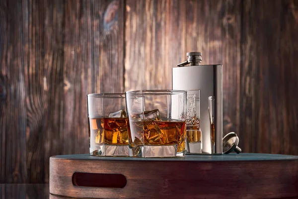 Două Pahare Pătrate Whisky Stânci Balon Metalic Tavă Împotriva Unui — Fotografie, imagine de stoc