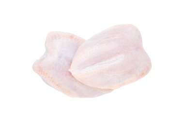 Beyaz arka planda izole edilmiş iki taze tavuk göğsü. Yukarıdan görünüşü.